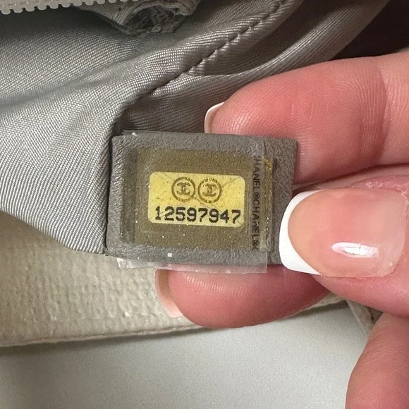 CHANEL Ivory Quilted Tote Bag - Picture 14 of 16